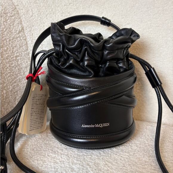 ALEXANDER MCQUEEN The Soft Curve leather bucket bag - Picture 3 of 9